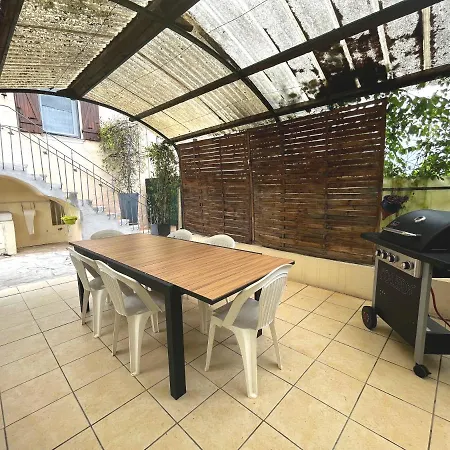 Location Avec Son Terrain De Petanque *